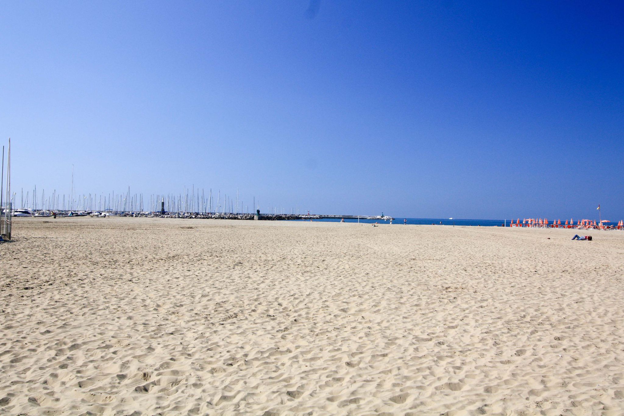 Пустынный пляж в Пиетра-Санте - сезон ззакончился
