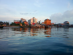 Центральная часть города Koh Kong с реки (банк, почта и тд)