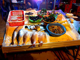 На ночном рынке можно выбрать морепродукты