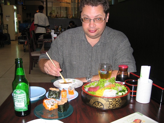 Завтрак туриста в японском ресторане в аэропорту