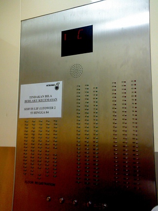 Кнопочки в кабине лифта