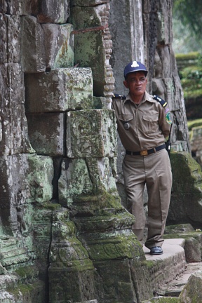 Охрана бдит Ангкор Ват