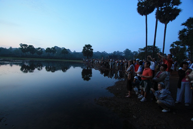 Народу встречать рассвет над Ангкором собралось пару тысяч
