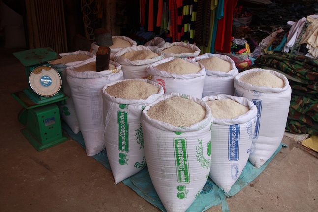 В Тайланде на рынке выбор риса богаче чем в Камбодже