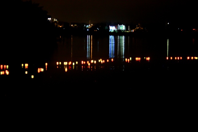Вечером на реке напротив ресторана спускают флотилию лодочек с фонариками