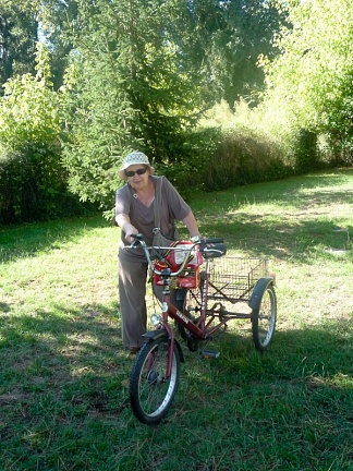 Елена Тихоновна и трехколесный велосипед