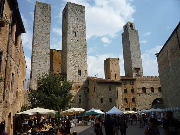 San Gimignano известен своими башнями. Когда то их было около 100