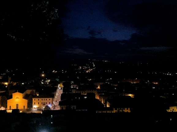 Ночной Чертальдо. Фото на новую часть города с горы.