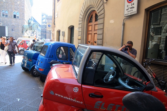 Стоянка электромобилей во Флоренции