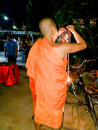 Монахи украшают храм